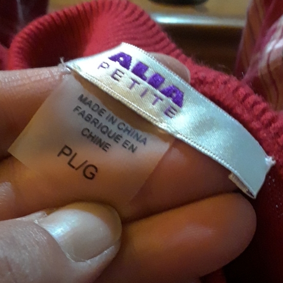 Size M petite red turtleneck sweater - Picture 8 of 9